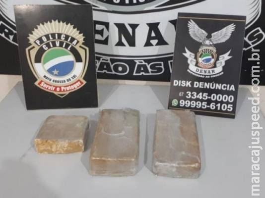 Jovem é presa com R$ 20 mil em cocaína e casal com 57 papelotes Jovem é presa com R$ 20 mil em cocaína e casal com 57 papelotes