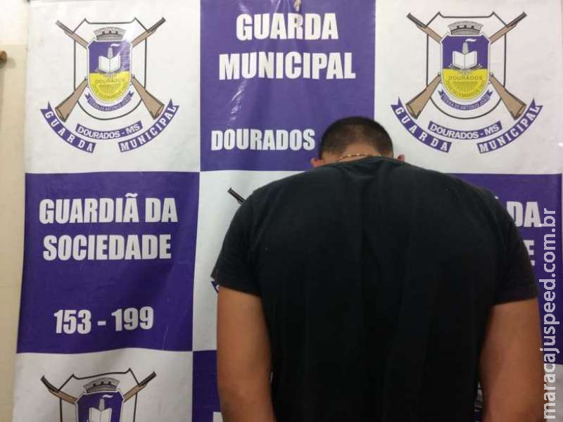 Jovem é preso com cocaína e crack avaliados em R$ 100 mil na rodoviária Jovem é preso com cocaína e crack avaliados em R$ 100 mil na rodoviária