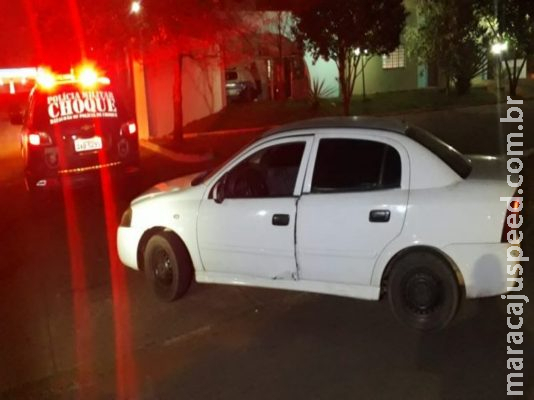 Ladrões que faziam arrastão em casas usando Astra branco são perseguidos por moradores Ladrões que faziam arrastão em casas usando Astra branco são perseguidos por moradores