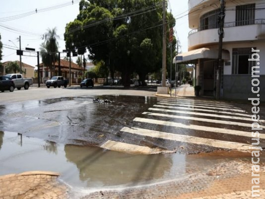 Mau-cheiro: vazamento de esgoto na Calógeras com Mato Grosso incomoda pedestres 