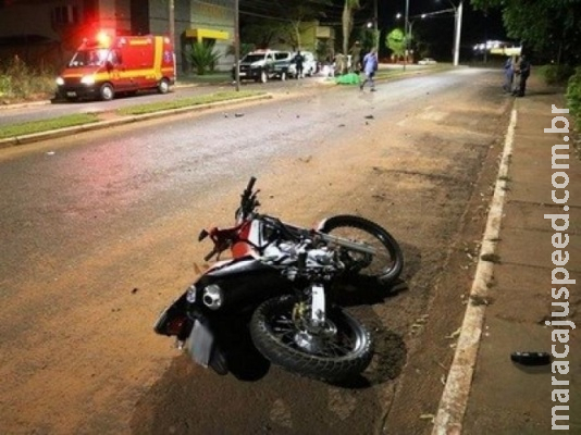Motociclista de 23 anos morre após subir em canteiro e bater em árvore