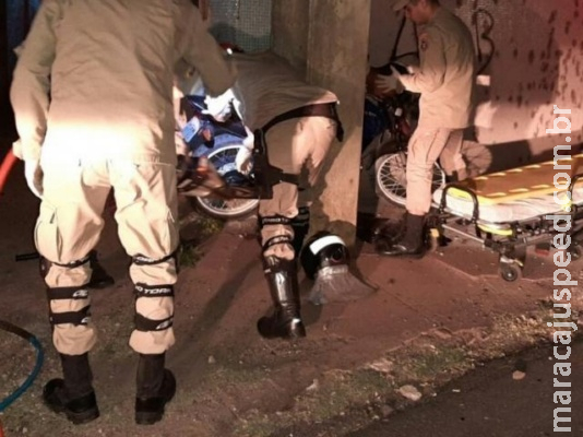 Motociclista fica em estado grave após bater em coluna de prédio e ser prensado Motociclista fica em estado grave após bater em coluna de prédio e ser prensado