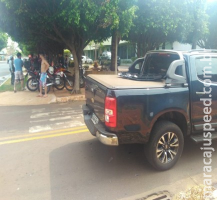 Motociclista vai parar em tronco de árvore após colisão com caminhonete em Campo Grande Motociclista vai parar em tronco de árvore após colisão com caminhonete em Campo Grande