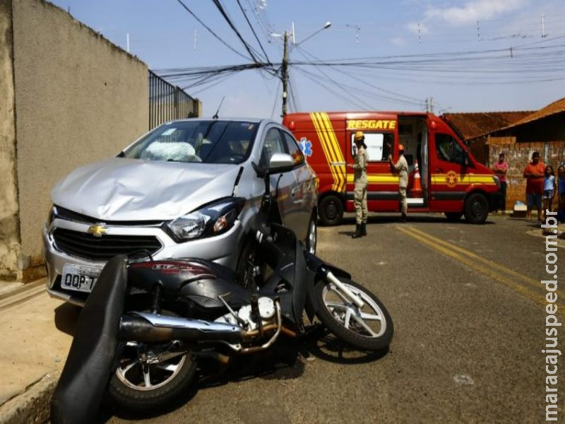 Motorista de aplicativo bate em moto deixando jovem e criança de 8 anos feridas