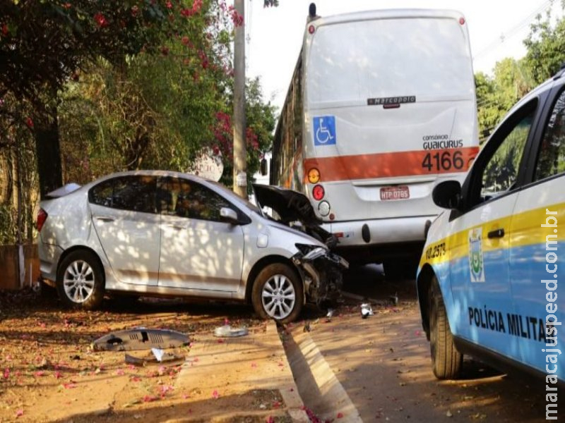 Motorista dorme, carro bate em poste e mureta e só para após colidir em ônibus