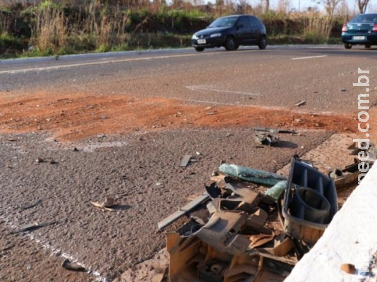 Motorista invade contramão, bate em outro carro e morre no hospital Motorista invade contramão, bate em outro carro e morre no hospital