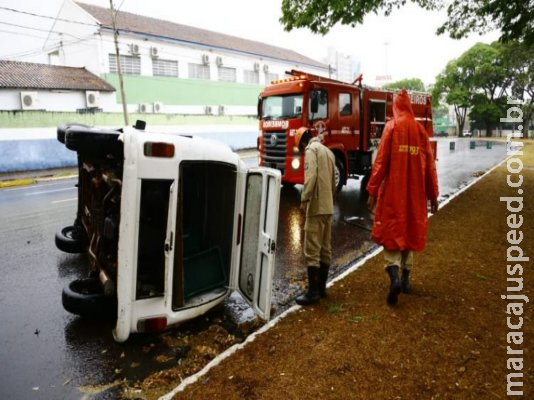 Motorista perde controle da direção e Kombi tomba na avenida Afonso Pena Motorista perde controle da direção e Kombi tomba na avenida Afonso Pena