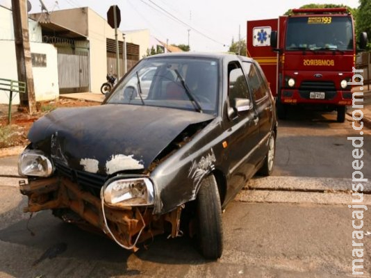 Motorista perde controle de carro e atinge muro de residência Motorista perde controle de carro e atinge muro de residência