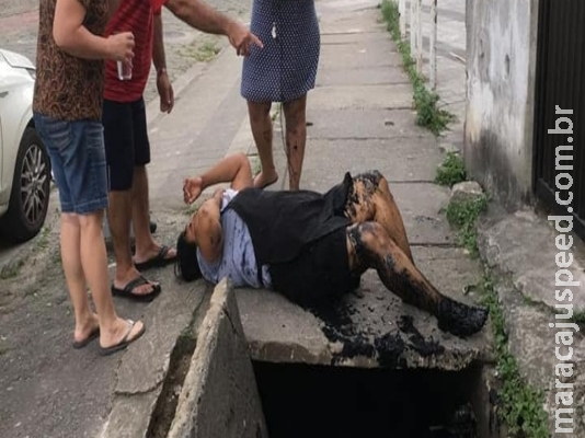 Mulher cai dentro de bueiro com dois metros de profundidade
