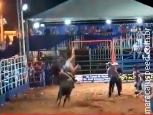 Mulher "voa" depois de ser atingida por touro em prova de rodeio em MS