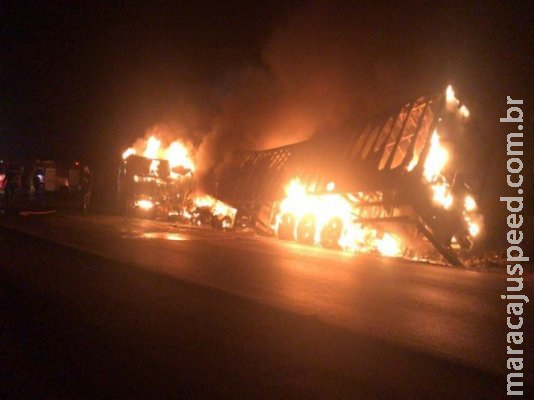 Ônibus que partiu de Campo Grande para Recife colide contra carreta na BR-365 