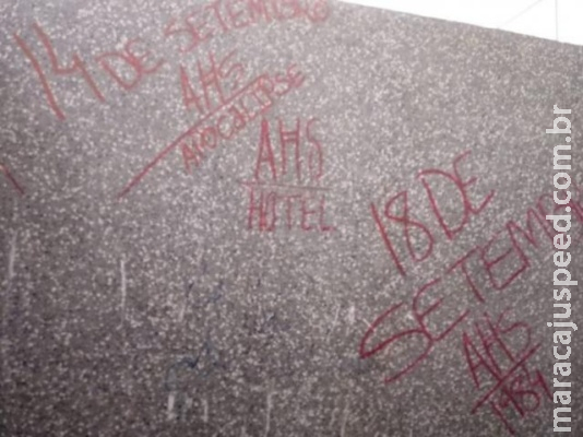 Pais reclamam de alunos trancados em salas após "pichações ameaçadoras"