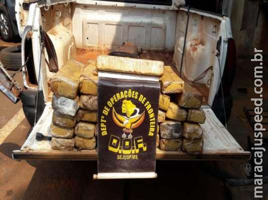 Polícia apreende veículo que transportava 39 tabletes de maconha Polícia apreende veículo que transportava 39 tabletes de maconha