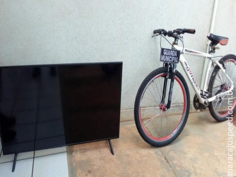 Preso por guarda de folga, ladrão tentava levar TV e mais objetos em bike 