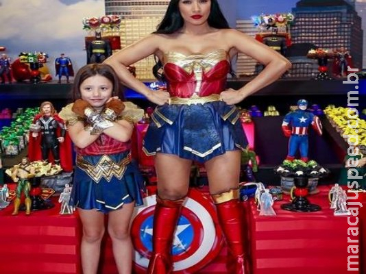 Simaria se veste de Mulher Maravilha em aniversário do filho caçula