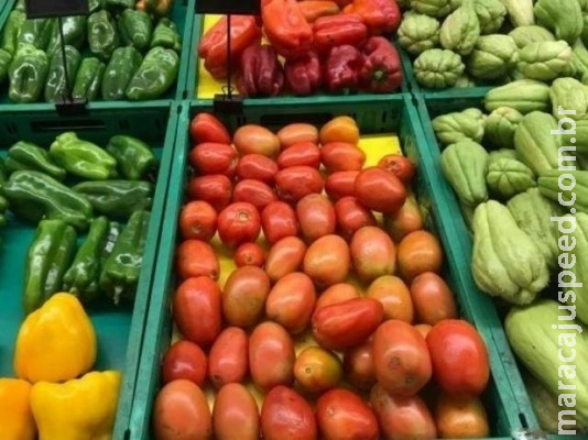 Tomate, batata e feijão ajudam a derrubar preço da cesta básica