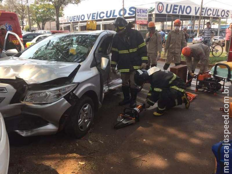 Tripla colisão deixa mulher presa entre as ferragens na Weimar Torres