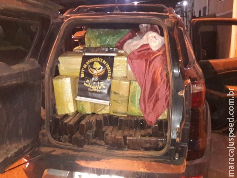 Veículo furtado e carregado com mais de 800 quilos de maconha foi apreendido pelo DOF na região de Iguatemi. Autores trocaram tiros com policiais e morreram baleados Veículo furtado e carregado com mais de 800 quilos de maconha foi apreendido pelo DOF na região de Iguatemi. Autores trocaram tiros com policiais e morreram baleados