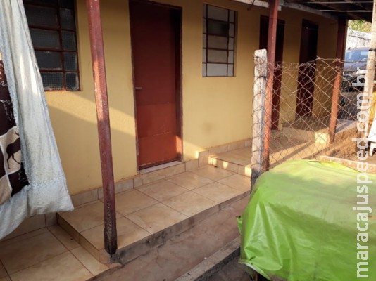 Vizinhos brigam em Campo Grande, um sai baleado, outro esfaqueado e três armas são apreendidas