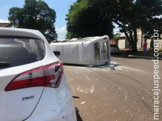 Após acidente com caminhonete, kombi atinge dois carros e tomba Após acidente com caminhonete, kombi atinge dois carros e tomba