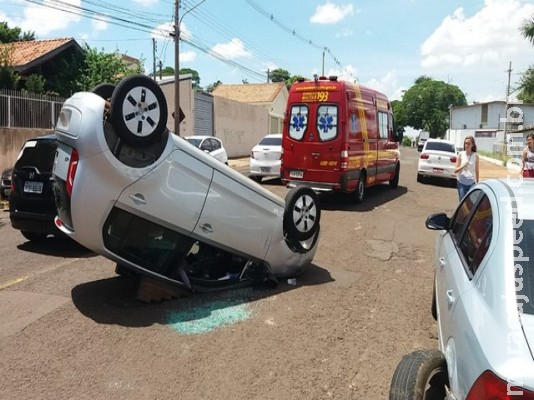 Aposentada fica ferida após capotar carro em bairro de Campo Grande