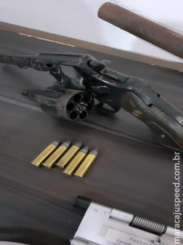 Arma de fogo é apreendida após homem quebrar objetos em residência Arma de fogo é apreendida após homem quebrar objetos em residência