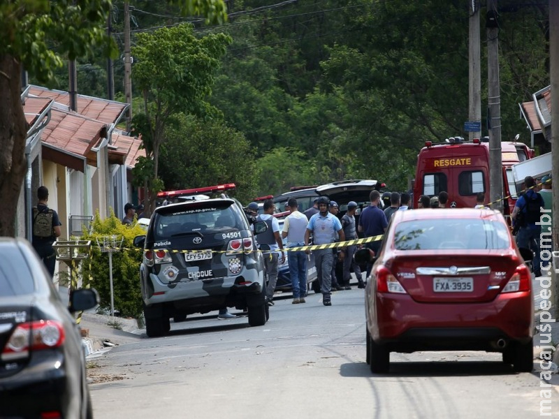 Assaltante é morto por atirador de elite após fazer família refém próximo a aeroporto Assaltante é morto por atirador de elite após fazer família refém próximo a aeroporto