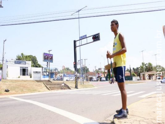 Atleta vende paçoca no semáforo para garantir vaga em time de Minas Gerais 