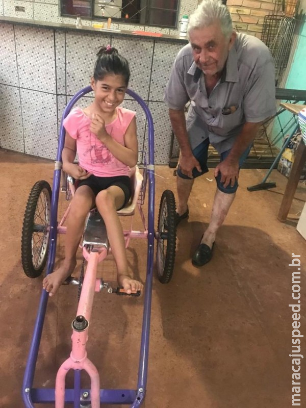 Avô cria bicicleta adaptada para neta com paralisia que utiliza os dedos do pé para escrever e comer em MS