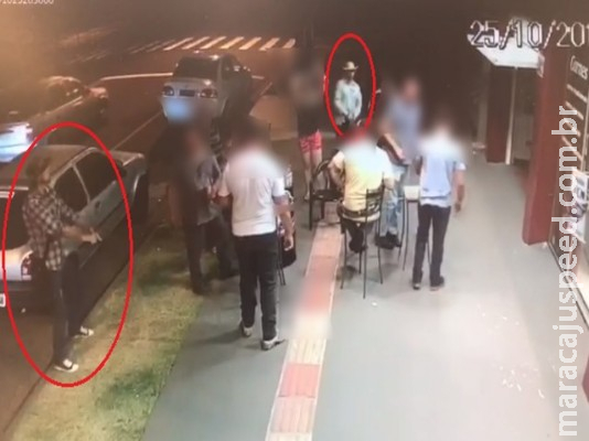Bandidos armados com pistolas rendem sete pessoas durante roubo em casa de carnes em MS Bandidos armados com pistolas rendem sete pessoas durante roubo em casa de carnes em MS