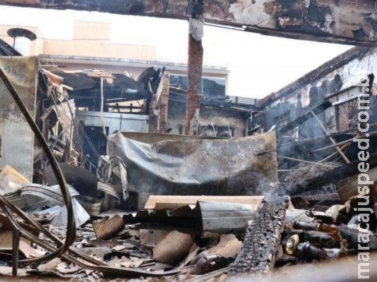 Bar pega fogo na madrugada e fica completamente destruído Bar pega fogo na madrugada e fica completamente destruído