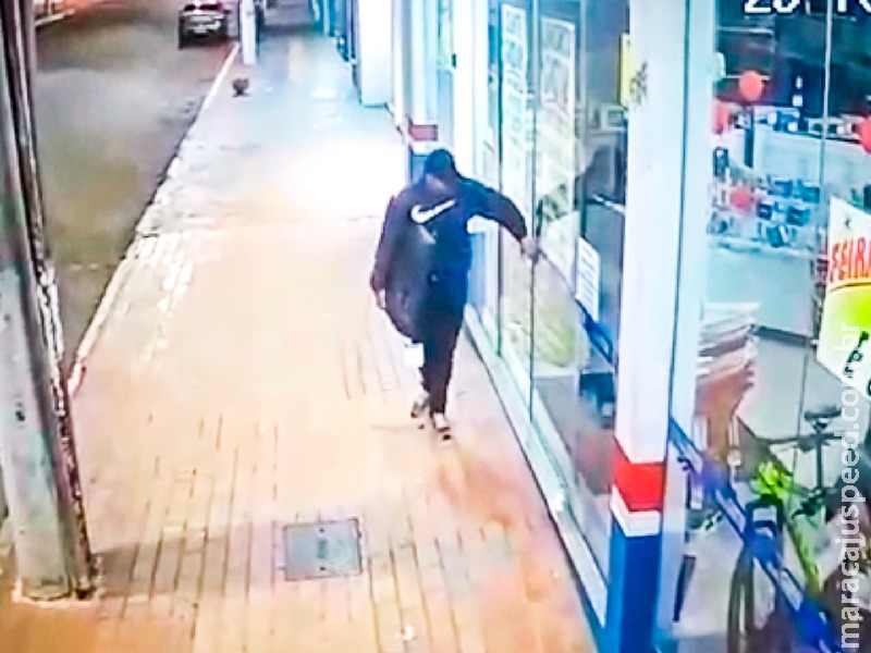 Câmeras flagram ladrão furtando duas TVs de loja no centro de Aquidauana