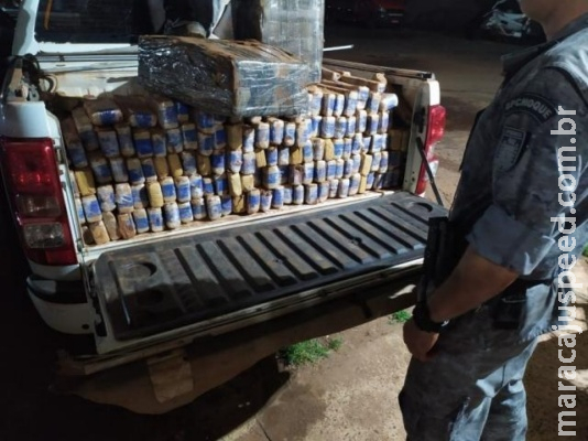 Caminhonete com 1,2 toneladas de maconha é apreendida em casa abandonada Caminhonete com 1,2 toneladas de maconha é apreendida em casa abandonada