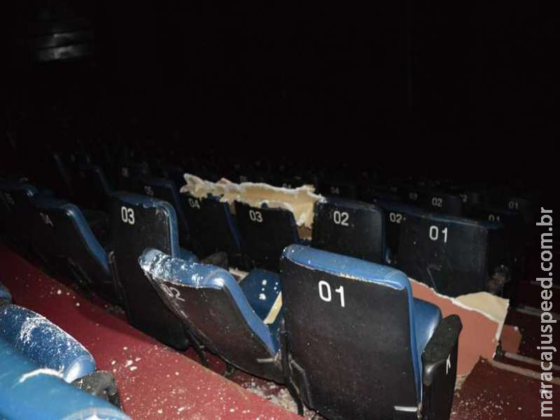 Cano estoura e água provoca estragos no Teatro Municipal durante evento