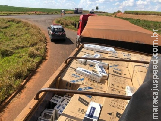 Carreta bitrem transportava quase 50 mil pacotes de cigarro paraguaio Carreta bitrem transportava quase 50 mil pacotes de cigarro paraguaio