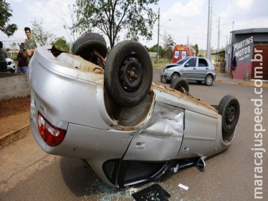 Carro com mulher grávida capota apos colidir contra outro que invadiu preferencial Carro com mulher grávida capota apos colidir contra outro que invadiu preferencial