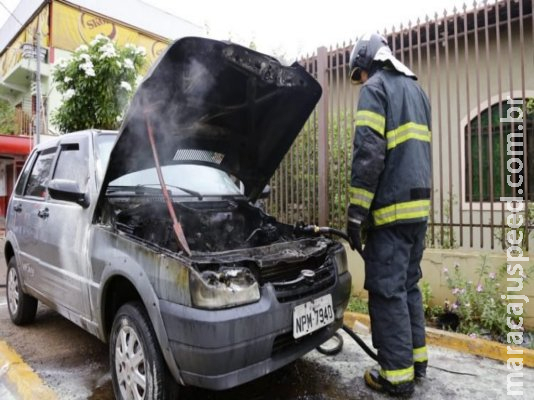 Carro pega fogo e fica destruído em Campo Grande Carro pega fogo e fica destruído em Campo Grande