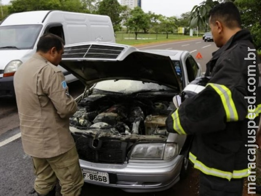 Carro sofre pane elétrica e motor fica destruído após pegar fogo