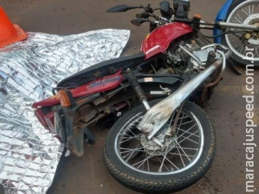 Colisão entre motocicleta e caminhão boiadeiro mata jovem de 19 anos