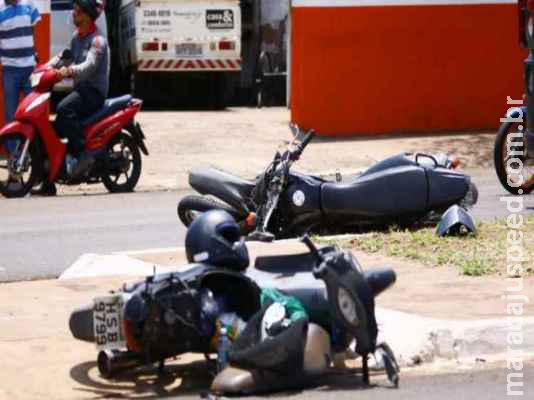 Condutor invade a preferencial em avenida e provoca colisão entre motos 