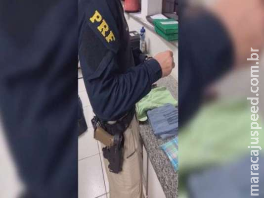 Dois são presos com cocaína dissolvida em peças de roupas Dois são presos com cocaína dissolvida em peças de roupas