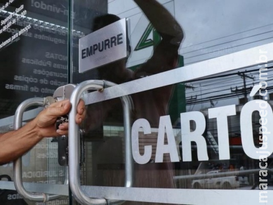 Em 2 minutos, ladrão leva dinheiro e notebook de cartório invadido 3 vezes Em 2 minutos, ladrão leva dinheiro e notebook de cartório invadido 3 vezes