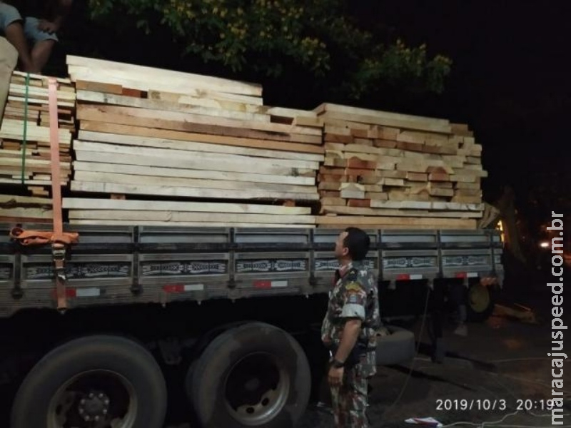 Empresa é multada em R$ 6,9 mil e perde caminhão por carregar madeira irregular Empresa é multada em R$ 6,9 mil e perde caminhão por carregar madeira irregular