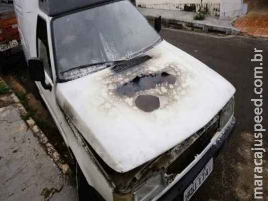 Fiorino pega fogo ao sair de garagem e motoristas ajudam a apagar incêndio 