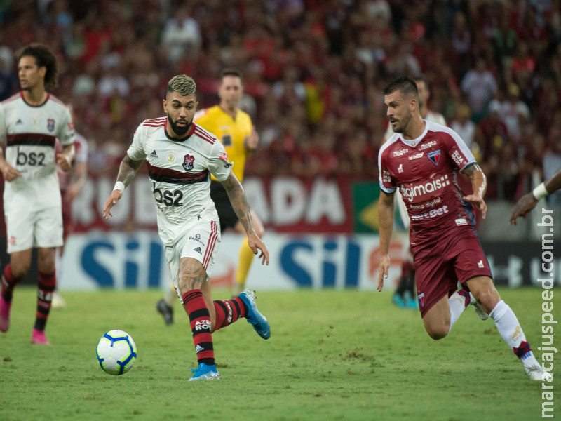 Flamengo bate o Fortaleza de virada e segue disparado na liderança