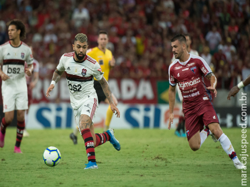 Flamengo bate o Fortaleza de virada e segue disparado na liderança Flamengo bate o Fortaleza de virada e segue disparado na liderança