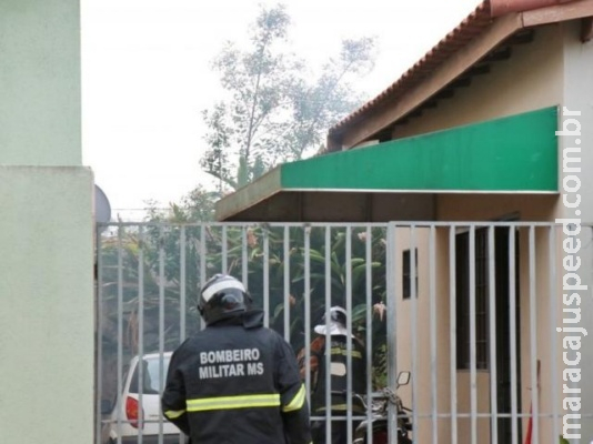 Fogo em lixo no quintal de residência levanta fumaça e assusta vizinhos Fogo em lixo no quintal de residência levanta fumaça e assusta vizinhos