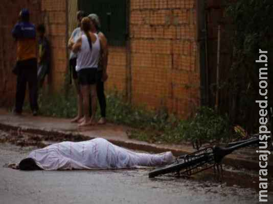 Garoto de 15 anos morre ao desviar de lama e ser atingido por caminhonete 