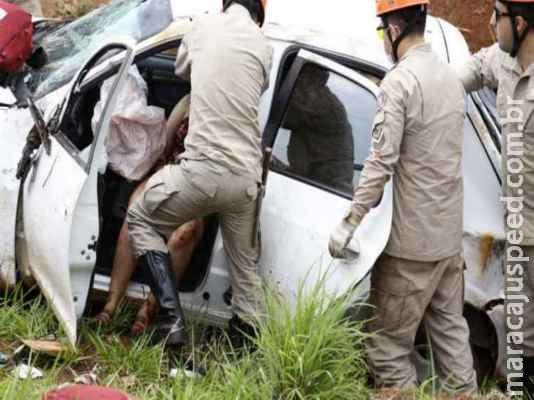 Grávida perde controle, sobe em barranco e capota carro na rodovia 