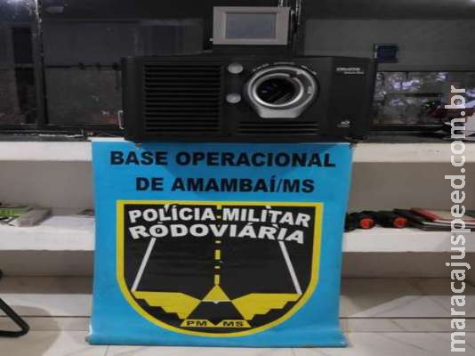 Homem é flagrado com projetor de cinema avaliado em R$ 100 mil Homem é flagrado com projetor de cinema avaliado em R$ 100 mil